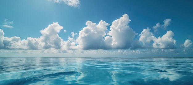 白い雲と澄んだ青い空のやかな海の景色