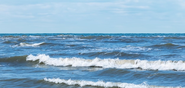 晴れた日の静かな海の波 海と地平線 海の波と空の画像