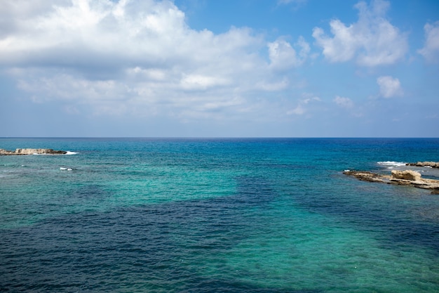 穏やかな海の海と雲と青い空の背景