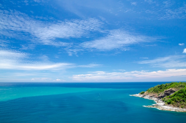 穏やかな海の海と青い空の背景