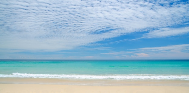 穏やかな海の海と青い空の背景