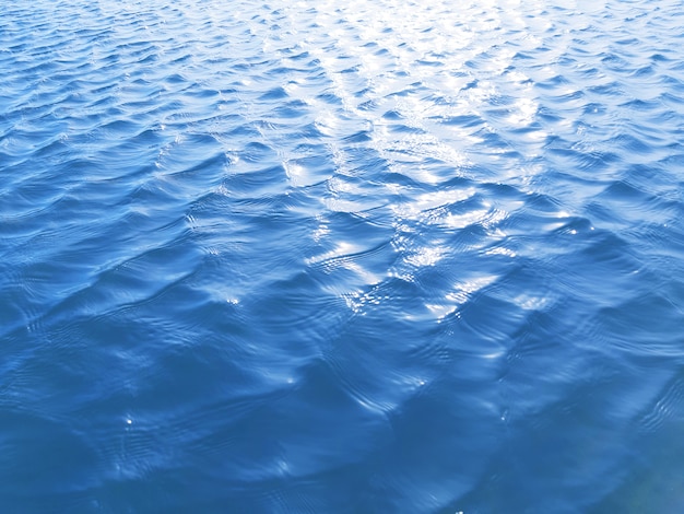 Foto superficie del mare calmo