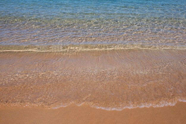 Sfondo di acqua di mare calmo paesaggio di acqua tranquilla con superficie calma