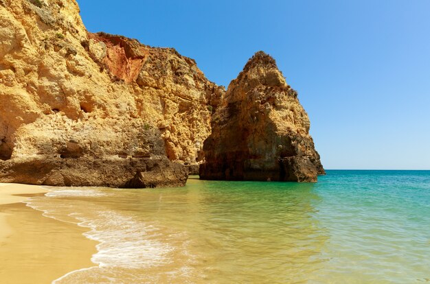 Foto mare calmo con scogliere rocciose