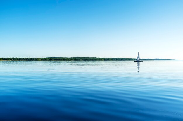 Photo calm sea and yacht