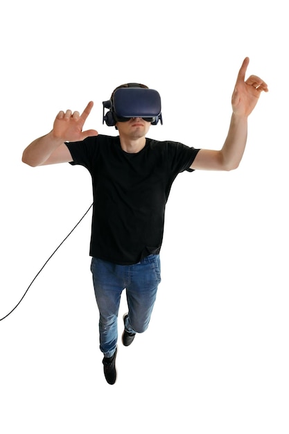 VR 고글을 착용하고 흰색 배경 3d 안경 혁신 엔터테인먼트 개념을 타고 하늘을 가리키는 차분한 청년