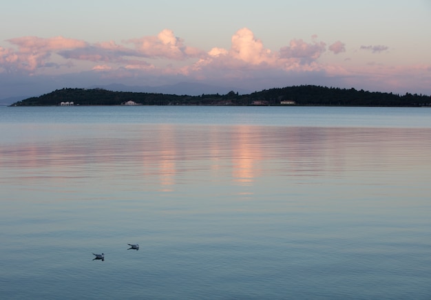 Mare calmo e cielo nuvoloso