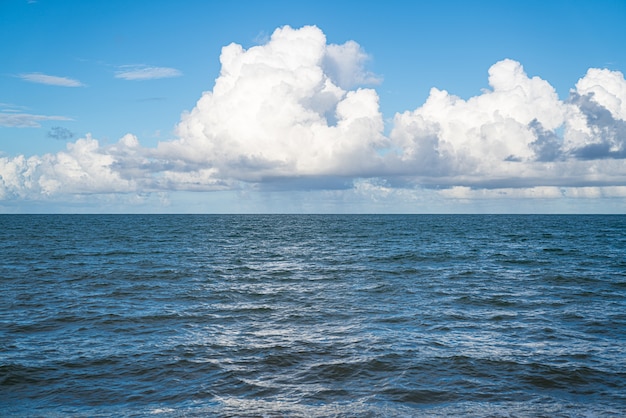 Fondo blu marino naturale di estate calmante. mare e cielo con nuvole bianche