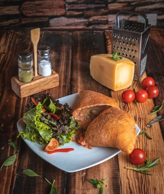 Foto calzone en la mesa de un restaurante italiano