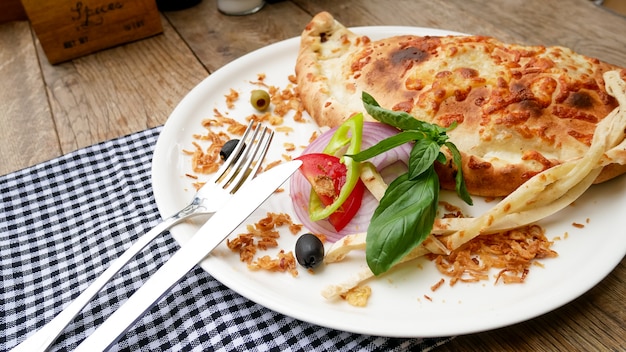 Calzone op een restaurantlijst