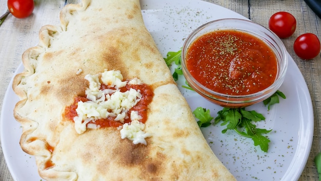 식당 테이블에 Calzone