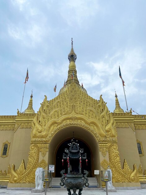 Foto tempio buddista d'oro della cambogia con un cielo blu sullo sfondo