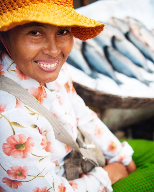 市場で魚を売っているカンボジアの女性