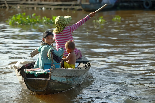 캄보디아 씨엠립의 침수 마을에서 캄보디아 여성과 두 자녀