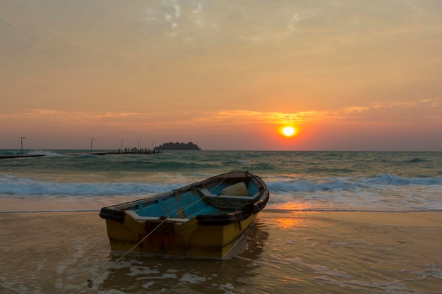 Cambodjaanse boot tijdens zonsopgang op het strand van Koh Rong Island