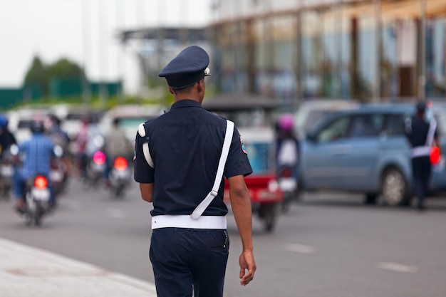 Cambodjaanse politieagent die het verkeer regelt