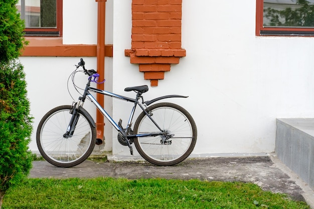 Foto È venuto a lavorare in bicicletta. bicicletta legata vicino al lavoro. viaggio ecologico, stile di vita ecologico. foto di alta qualità