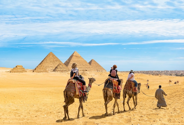 Giro in cammello vicino alle grandi piramidi di giza, in egitto