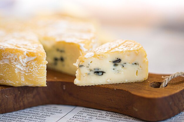 Camembert aan boord. Kaas voor reclame. Een stukje blauwe kaas. Bree uit de oven.Kaas gebakken