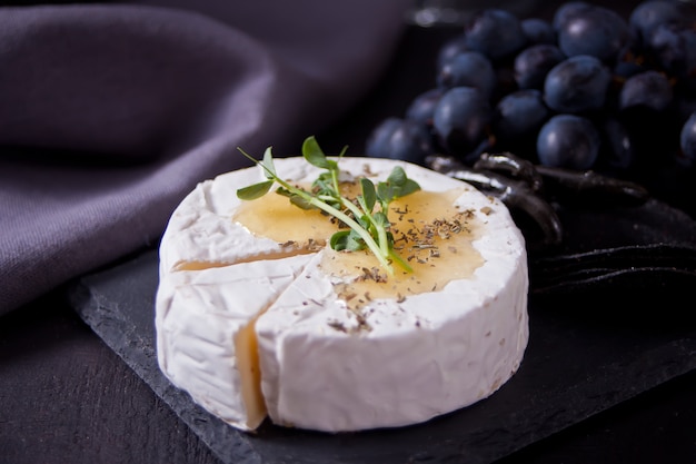 写真 カマンベールブリーとモッツァレラチーズと蜂蜜とハーブのチーズ。乳製品。