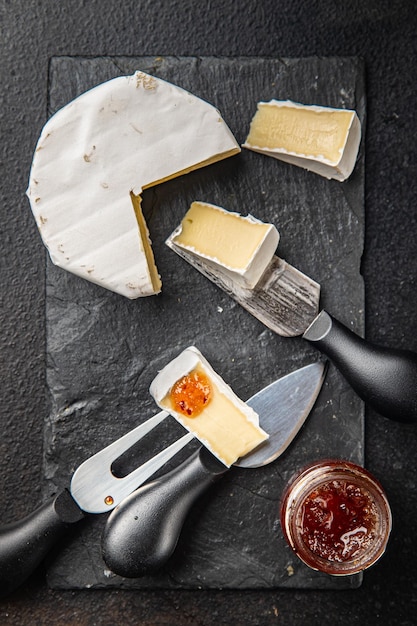 Foto camembert o formaggio brie testa di formaggio a pasta molle pasto sano dieta alimentare spuntino sul tavolo