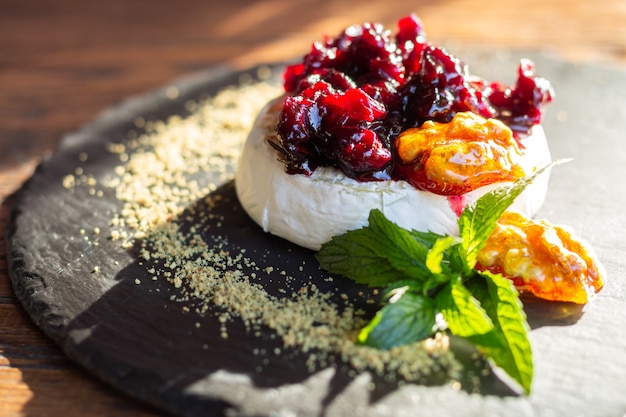 Formaggio camembert al forno con salsa ai frutti di bosco