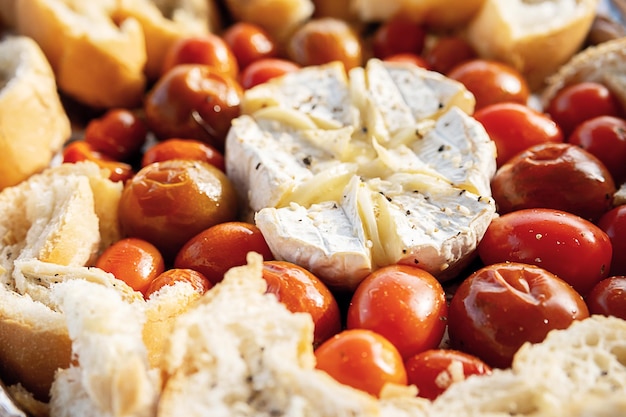 Photo camembert cheese baked with tomatoes and bruschetta