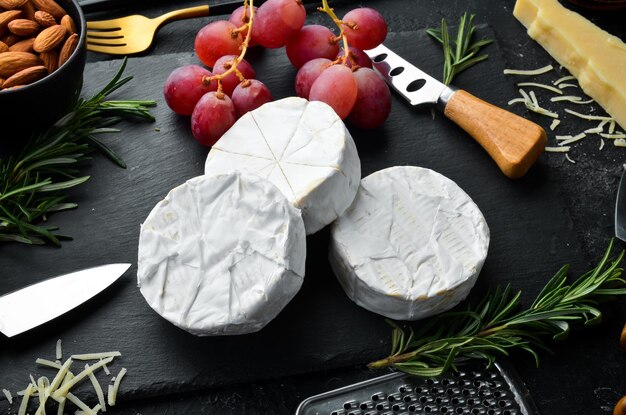 Formaggio camembert formaggio brie con mirtilli rossi e snack stile rustico spazio libero per la copia