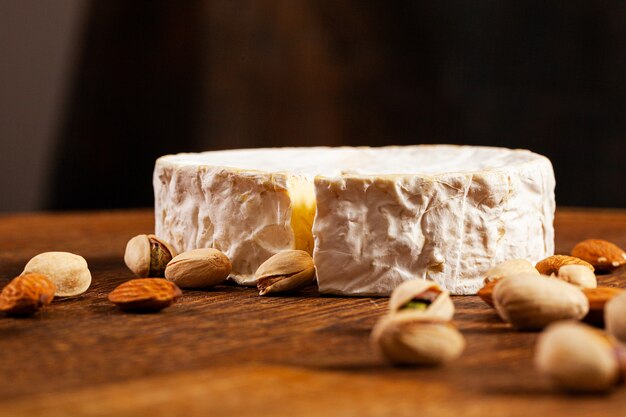 カマンベールチーズまたは木製の背景にブリー