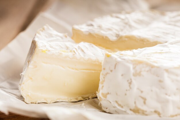 Foto colpo a macroistruzione della fetta del formaggio del camembert. dof poco profondo