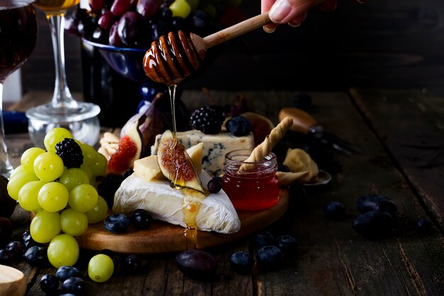 Photo camembert cheese with figs, honey and wine