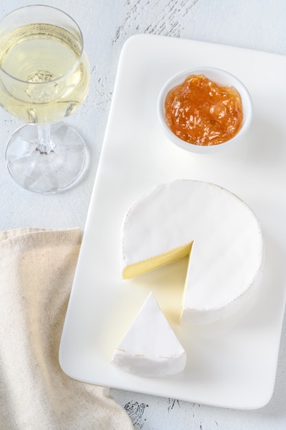 Foto formaggio camembert con bicchiere di vino