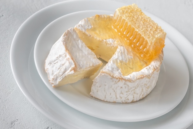 Photo camembert cheese with honeycombs