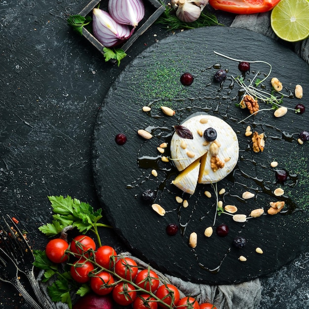 Camembert gegrilde kaas met honing en noten Bovenaanzicht vrije ruimte voor uw tekst Rustieke stijl