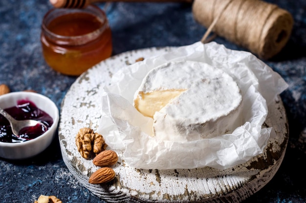 Camembert kaas brie druiven noten en crackers