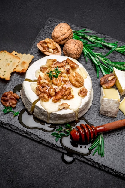 Camembert kaas en walnoten op stenen serveren bord