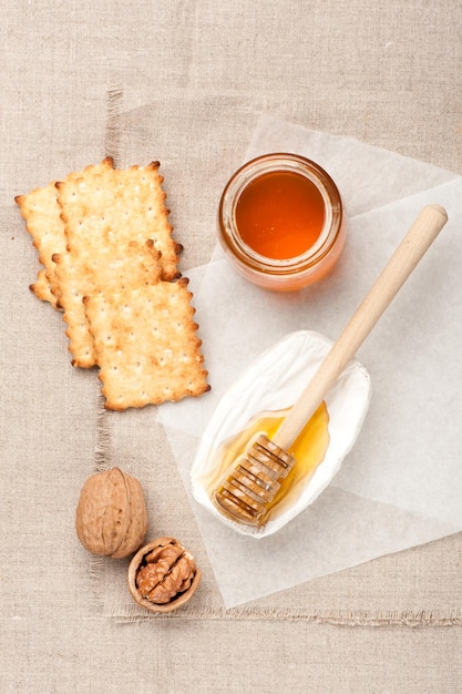 Camembert kaas honing koekjes en noten