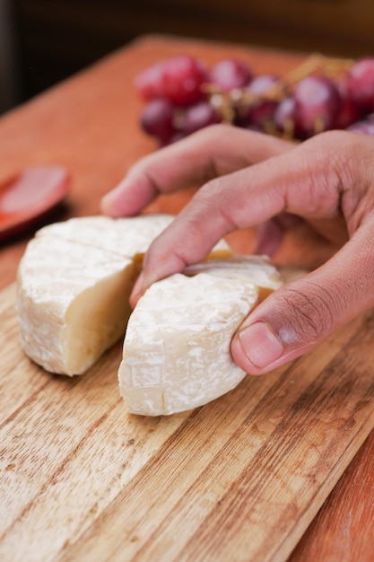 Camembert kaas met de hand geplukt op tafel