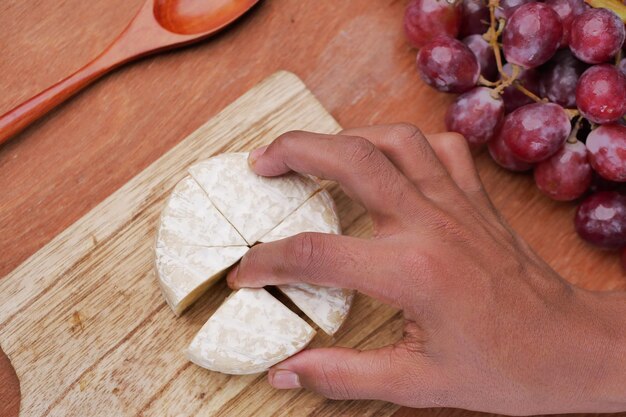 Camembert kaas op een kom op tafel