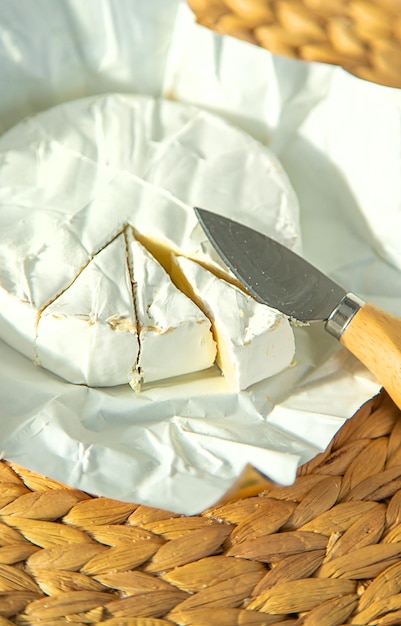 Camembert kaas op tafel Selectieve aandacht