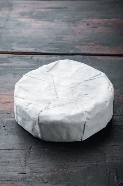 Camembert of brie kaas set, op oude houten tafel