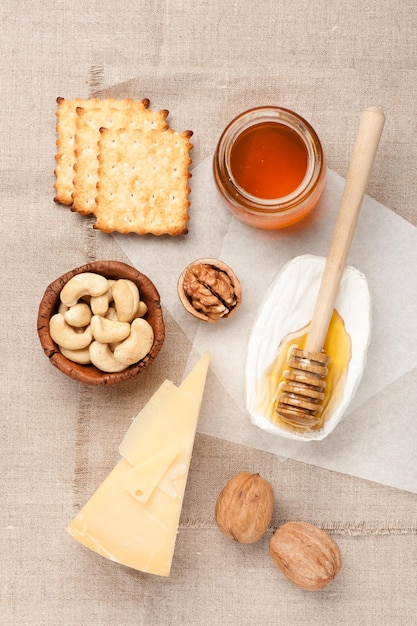 Камамбер и сыр пармезан мед и орехи