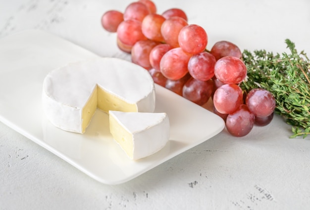 Photo camembert on the serving plate