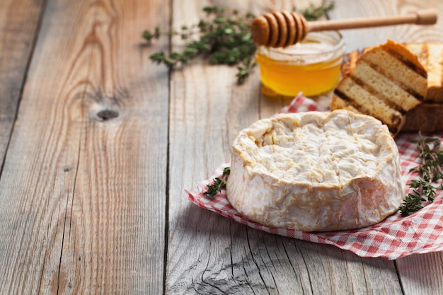 Camembert uit frankrijk met tijm.