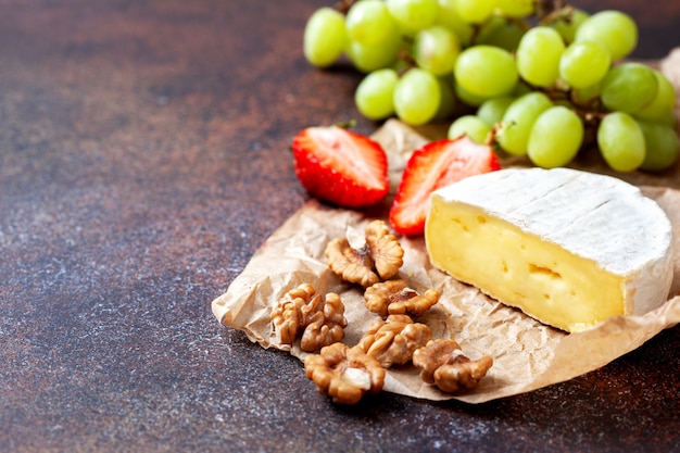 Camembert con uva e noci