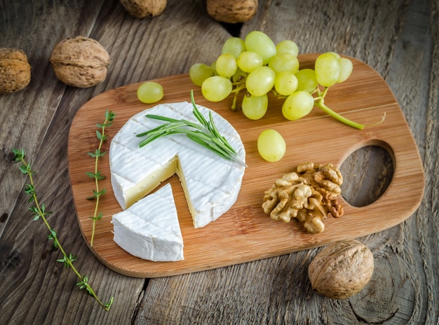 Camembert con noci e uva