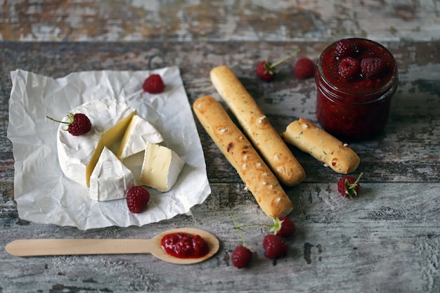 Camembertkaas met frambozenjam