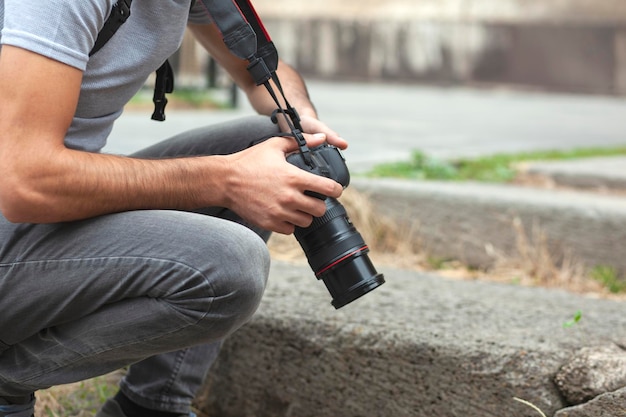 Camera in de hand van de fotograaf