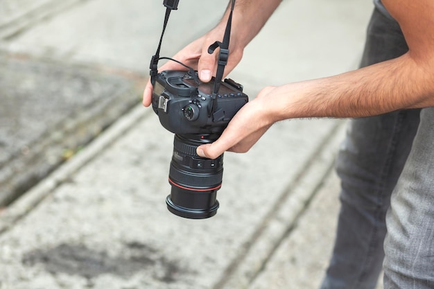 Camera in de hand van de fotograaf