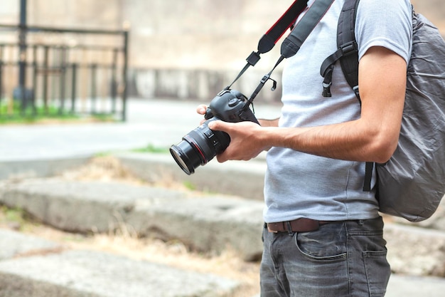 Camera in de hand van de fotograaf